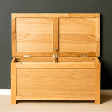 Load image into Gallery viewer, London Oak Blanket Box
